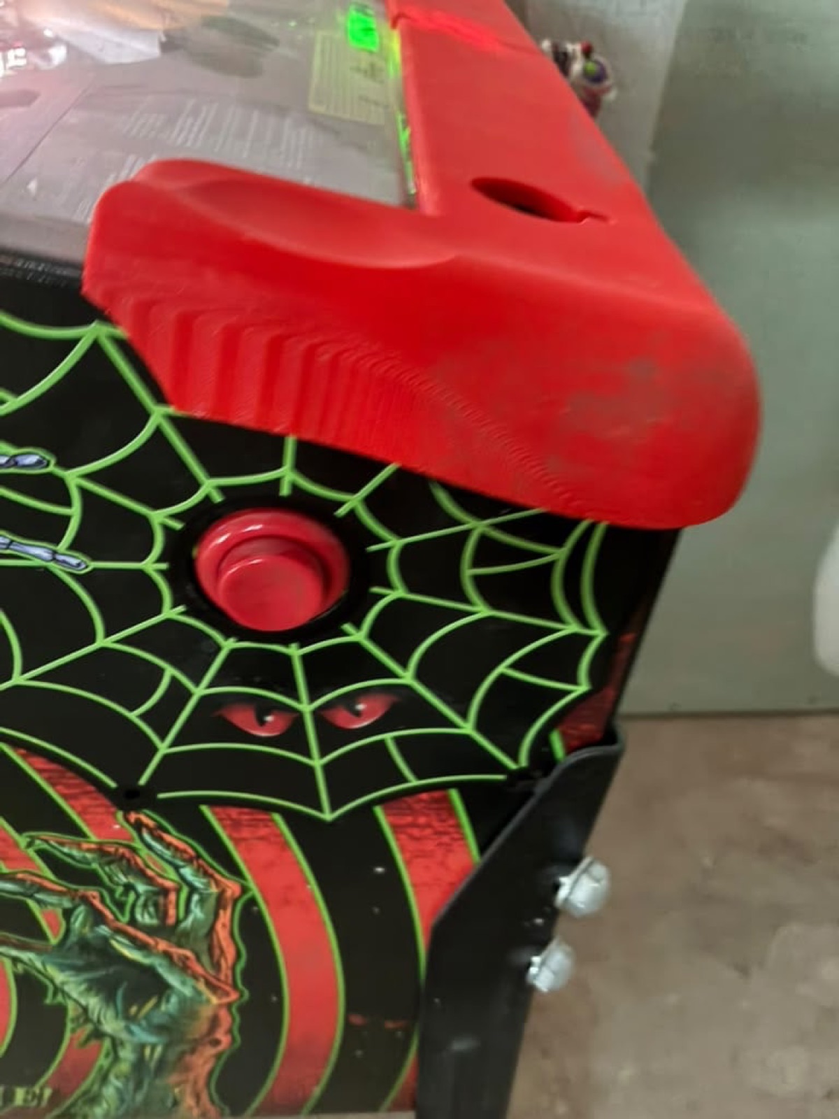 EDGE corner palm cup above the flipper button
